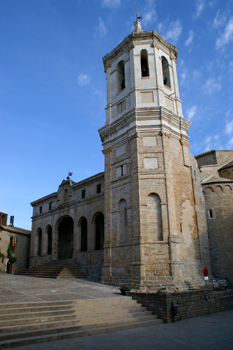 La cathdrale d'un minuscule village.